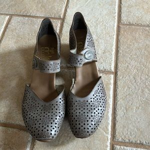 Rieker women’s shoes taupe color size 40